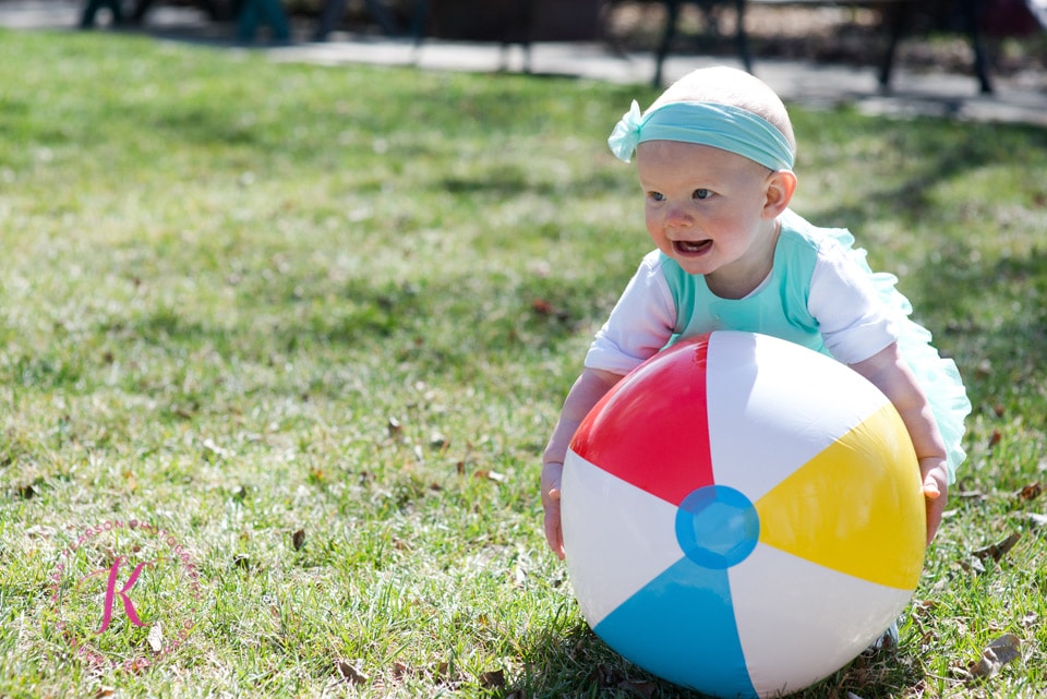 baby_with_beach_ball
